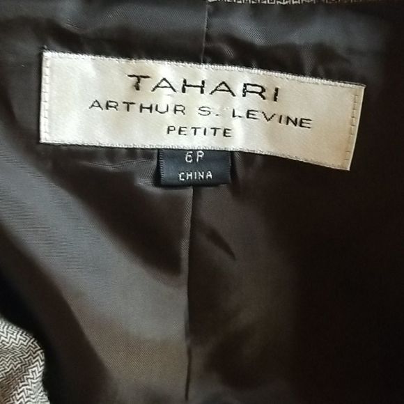 Tahari Arthur S Levine Petite elegant suit (grey jacket and skirt suit).70% off - Picture 6 of 7